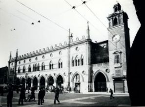 Il Palazzo della Ragione di Ferrara nel 1930 ca.